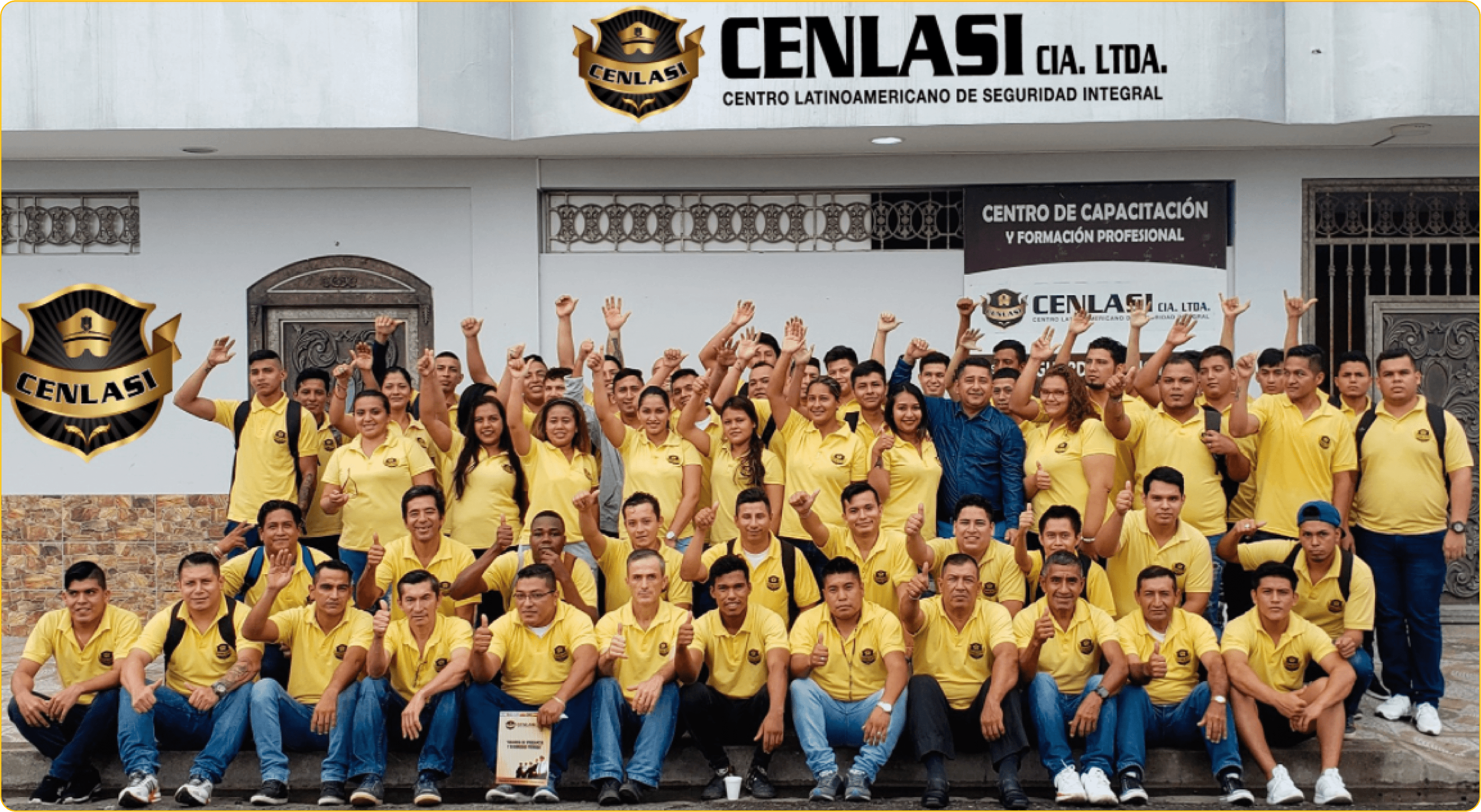 Graduados de CENLASI frente a la sede en Machala